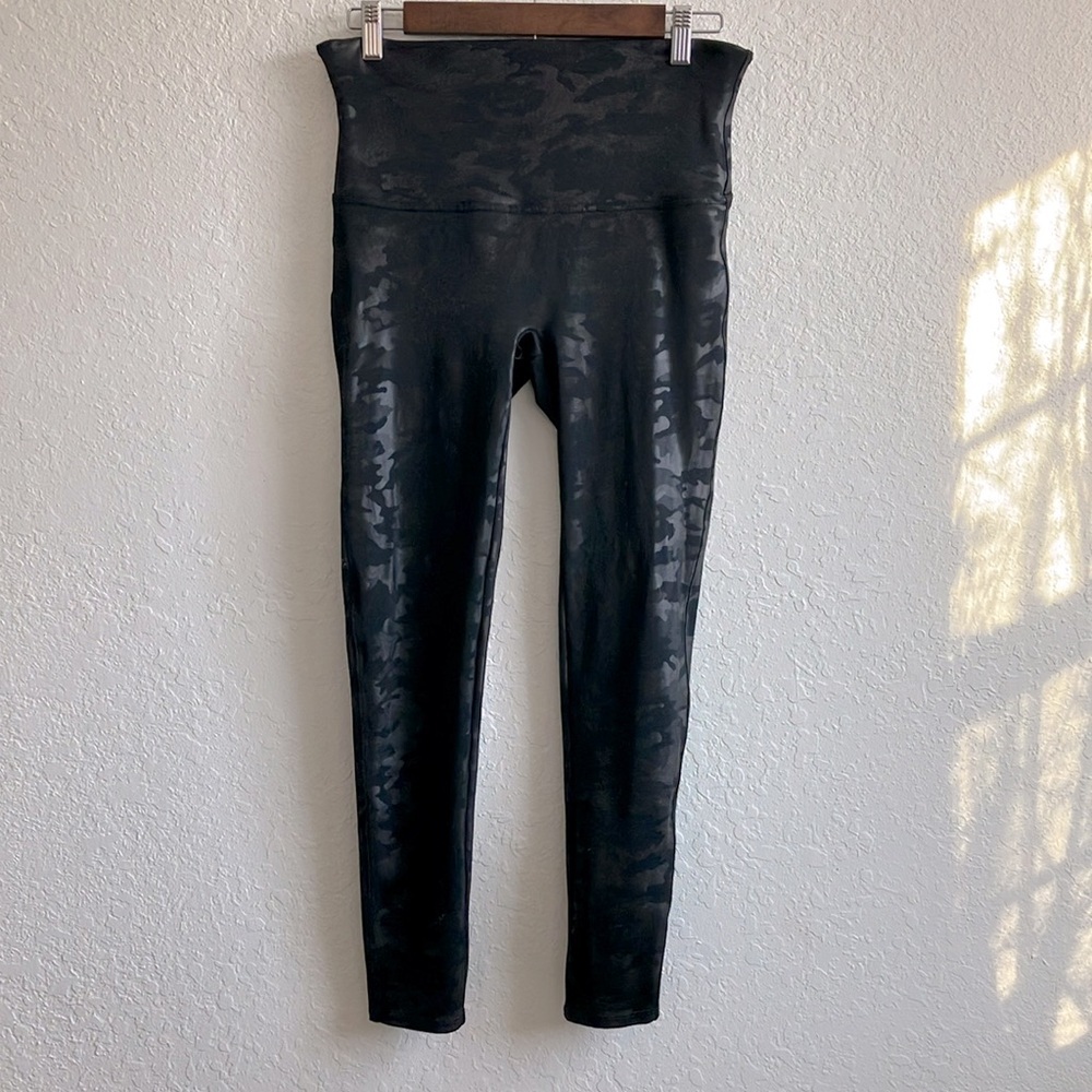 Spanx Black Camo Faux Leather Leggings Tummy Control High Waisted extra Large - Picture 4 of 9